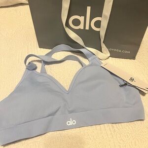 Brand NEW with tags Alo Yoga Seamless Favorite Bra in Seashell Blue. Sz M